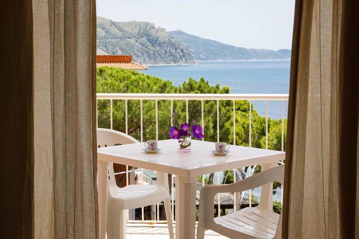 Casa vacanza per 5 persone, con giardino e balcone nonché panorama in Ogliastro Marina