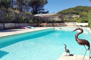 Gîte pour 6 personnes, avec piscine ainsi que terrasse et jardin à Auriol