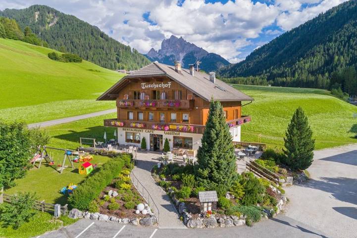 Pension voor 5 personen, with Balkon and Terras as well as Tuin and Uitzicht in de Dolomieten