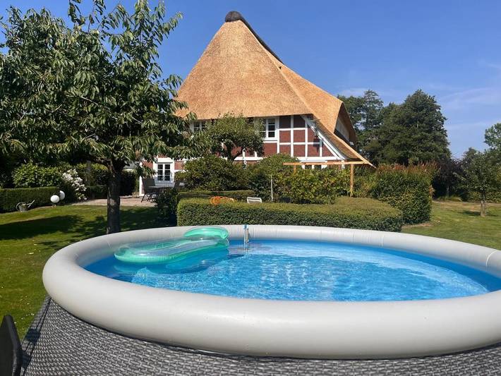 Ferienhaus für 10 Personen, mit Balkon und Terrasse sowie Garten und Pool in Hemmoor