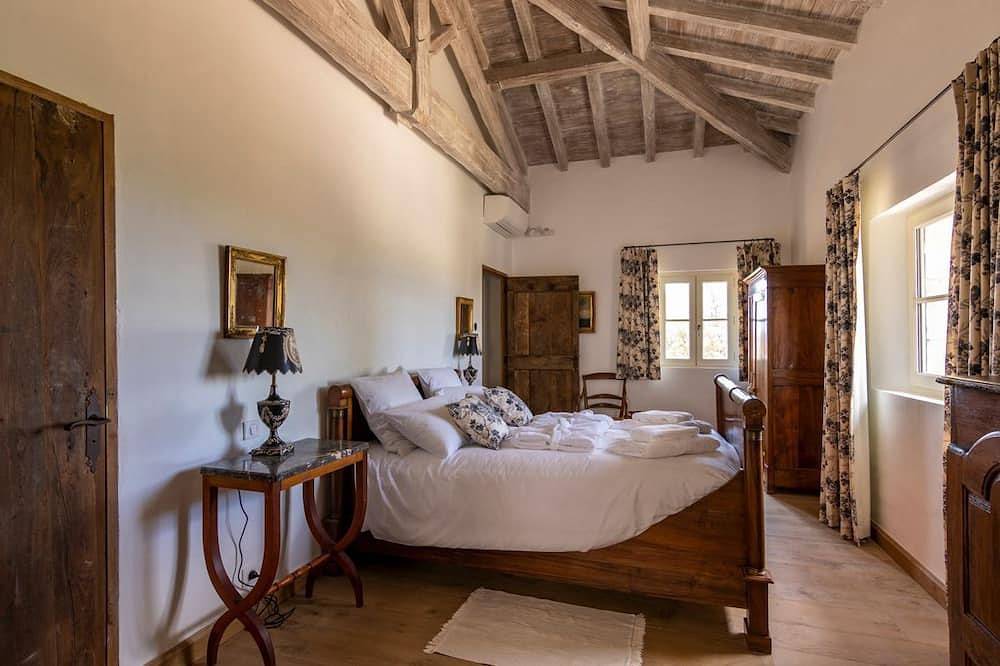 Maison Malbec - Six Bedroom Villa, Sleeps 12 in Cahors, Lot