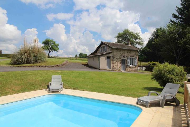 Gîte pour 3 personnes, avec Terrasse ainsi que Jardin et Piscine
