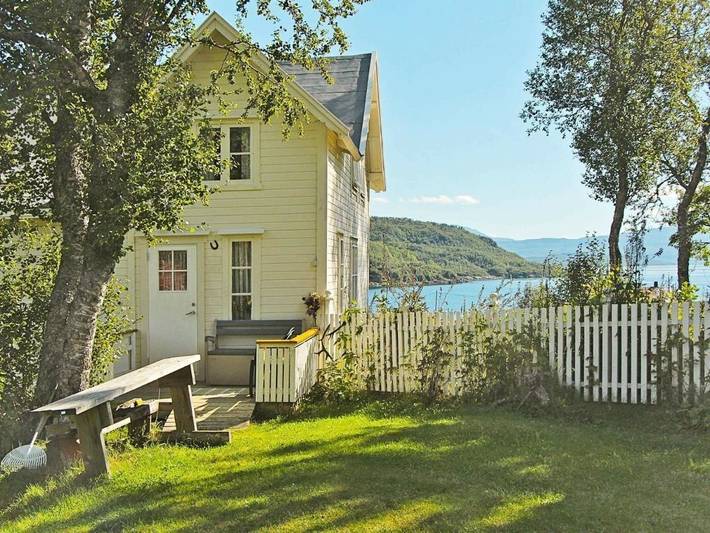 Feriehus for 4 personer, med hage og terrasse i Senja