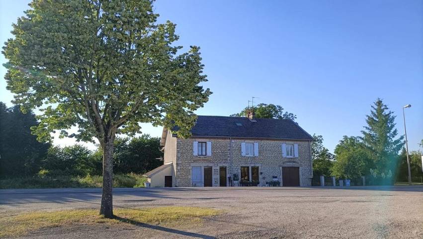 Gîte pour 4 personnes, avec vue et jardin, adapté aux familles dans Tavaux