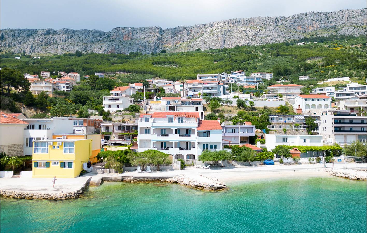 Ganze Ferienwohnung, Gemütliche Ferienwohnung mit Terrasse, WLAN und Parkplatz, 1 km vom Strand entfernt in Jesenice, Split-Dalmatien