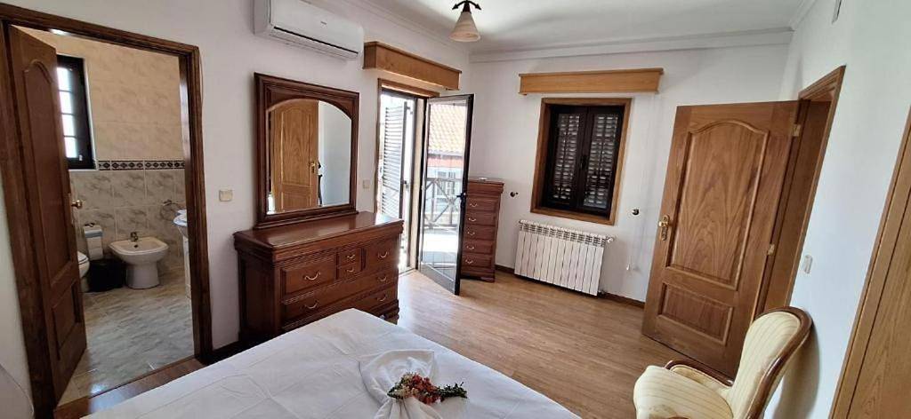 Location de vacances pour 7 personnes, avec bassin pour enfant et terrasse ainsi que vue et piscine, animaux acceptés à Mirandela - 3