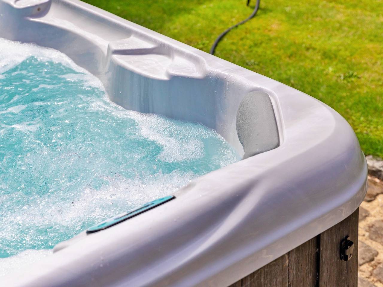 Sandhill Cottage with Hot Tub in Worth (West Sussex), West Sussex
