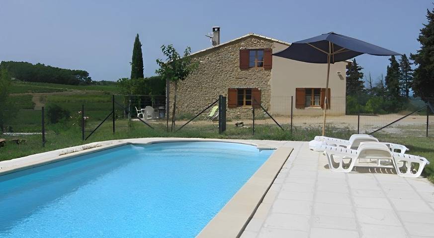 Gîte pour 2 personnes, avec terrasse ainsi que jardin et piscine