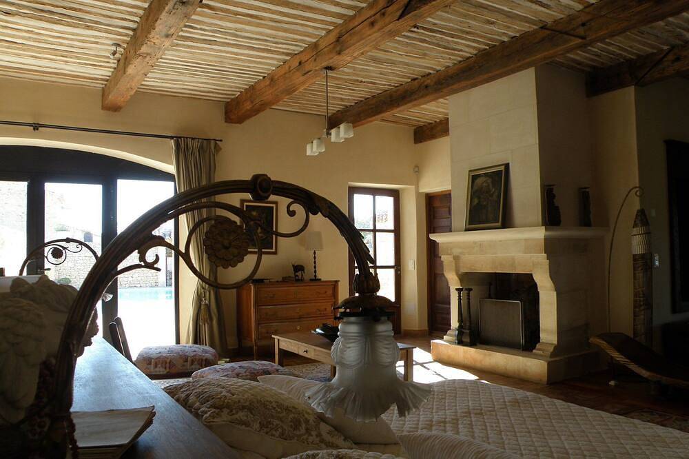 Luberon: prestigious villa with infinity swimming pool and large garden in Rustrel, Parc naturel régional du Luberon