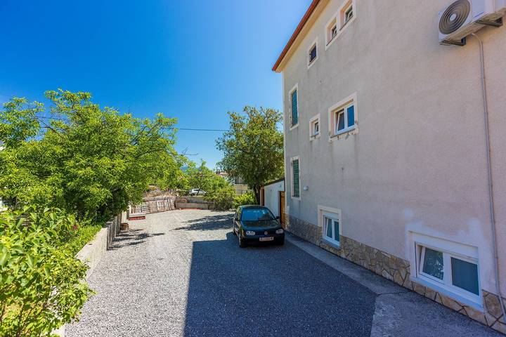 Ganze Wohnung, Renoviertes Apartment nur 600 Meter zum Strand mit privater Terrasse, Grill, Waschmaschine in Novi Vinodolski, Primorje-Gorski Kotar