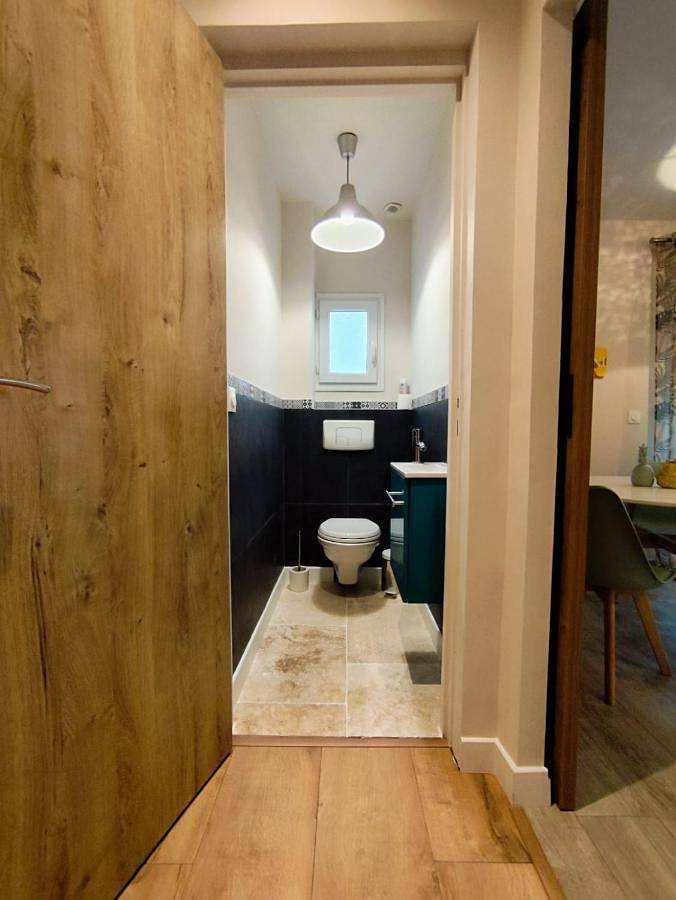 Cabanon avec dépendance in Saint-Mitre-les-Remparts, Côte méditerranéenne (France)