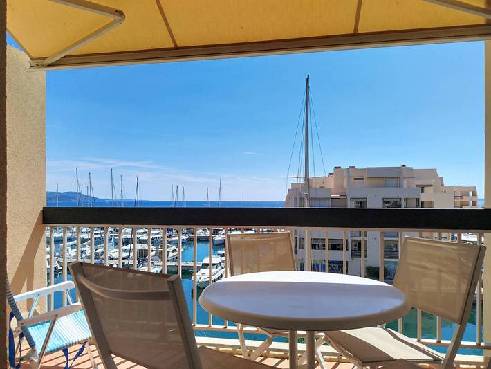 Gîte pour 4 personnes, avec terrasse et piscine dans Plage La Favière - 2