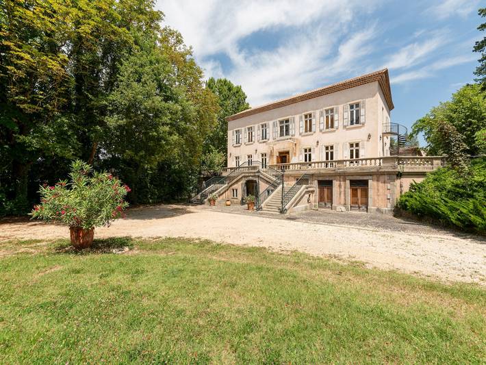 Location de vacances pour 6 personnes, avec piscine ainsi que terrasse et balcon/terrasse à Grospierres