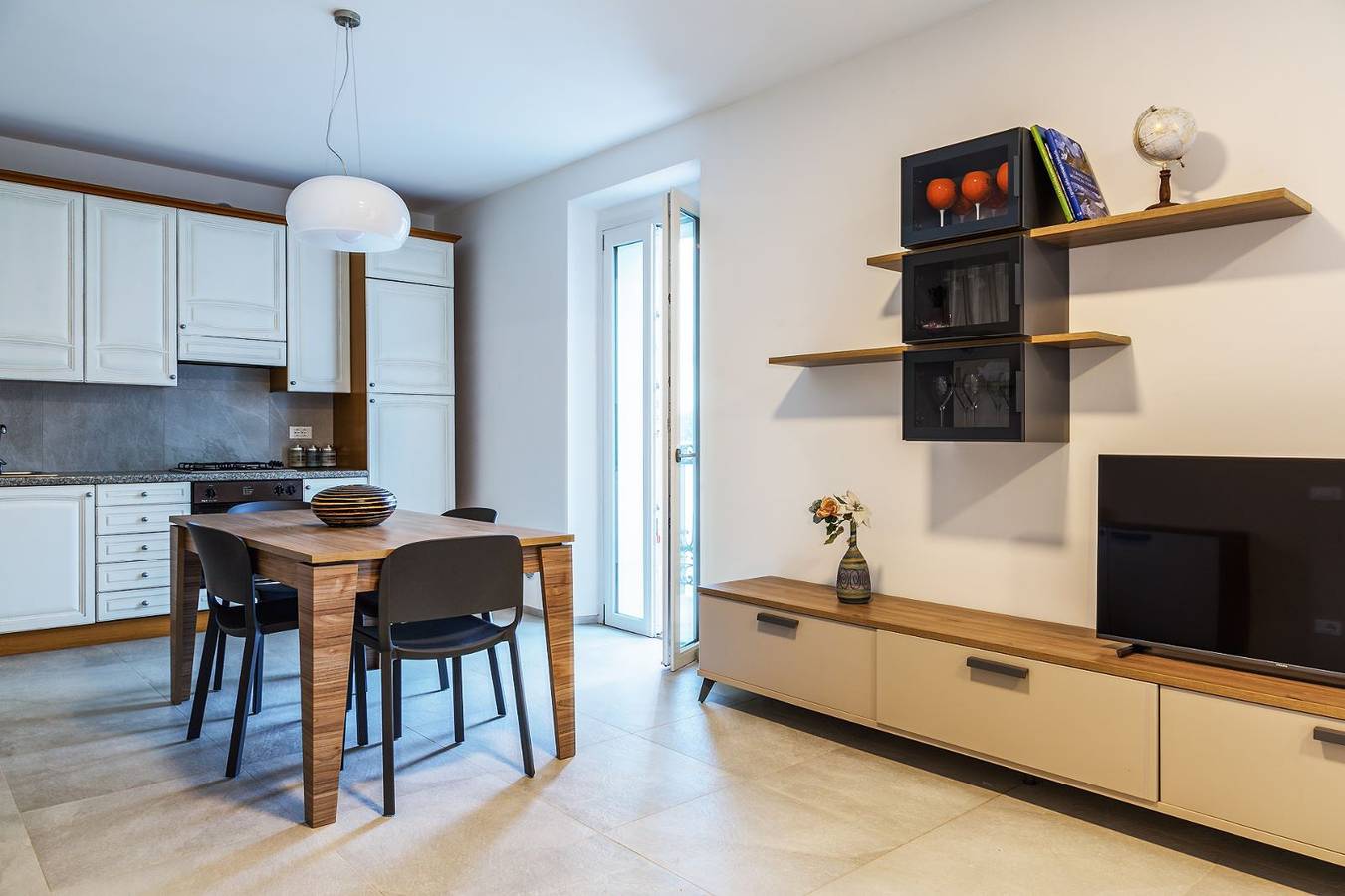Appartement de vacances entier, 2-Bed Apt with Stunning Lake Como Views & Terrace in Lezzeno, Lac de Côme