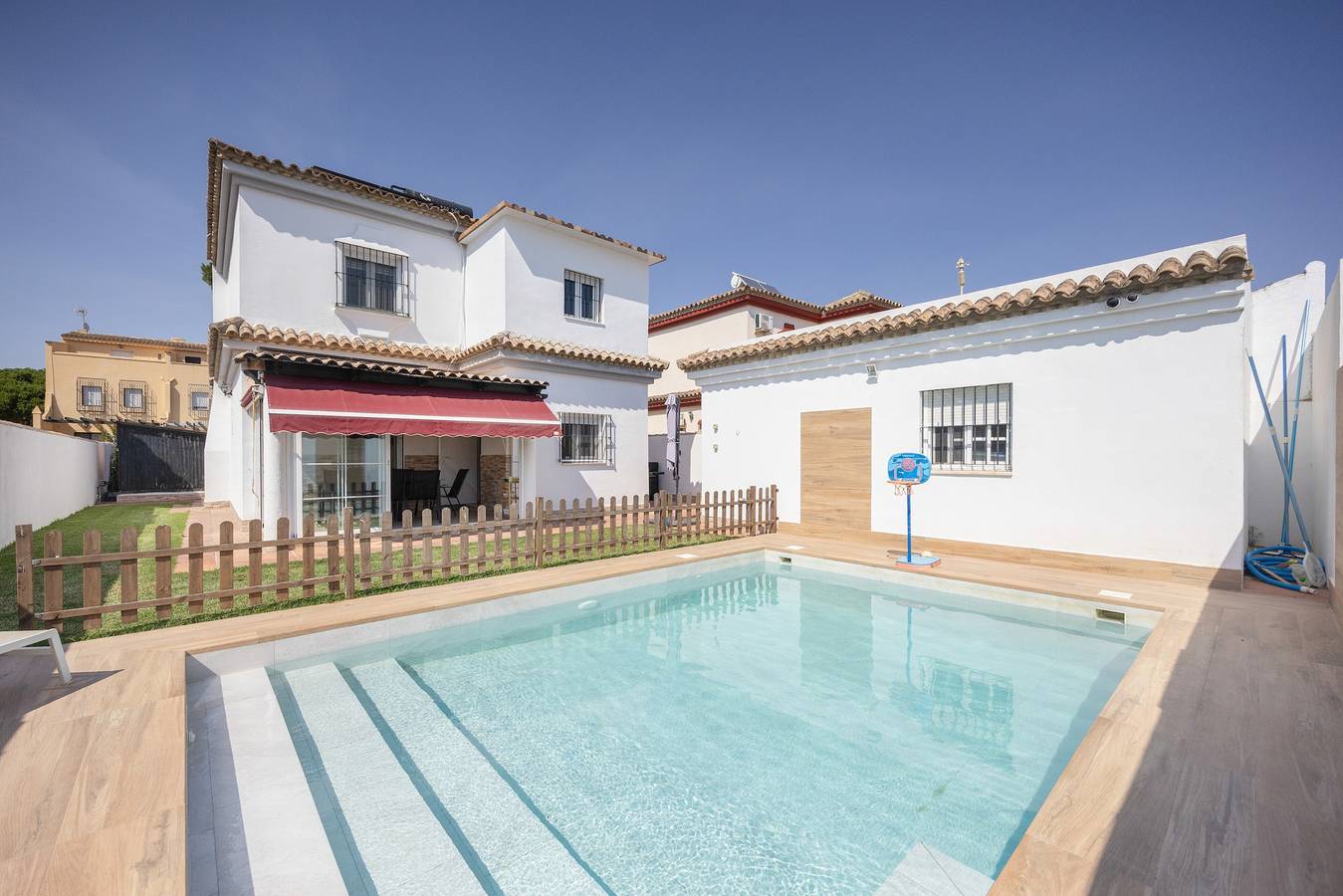Villa 'Cirpe Mar' con piscina privada, terraza privada y Wi-Fi in Sancti Petri, Chiclana de la Frontera