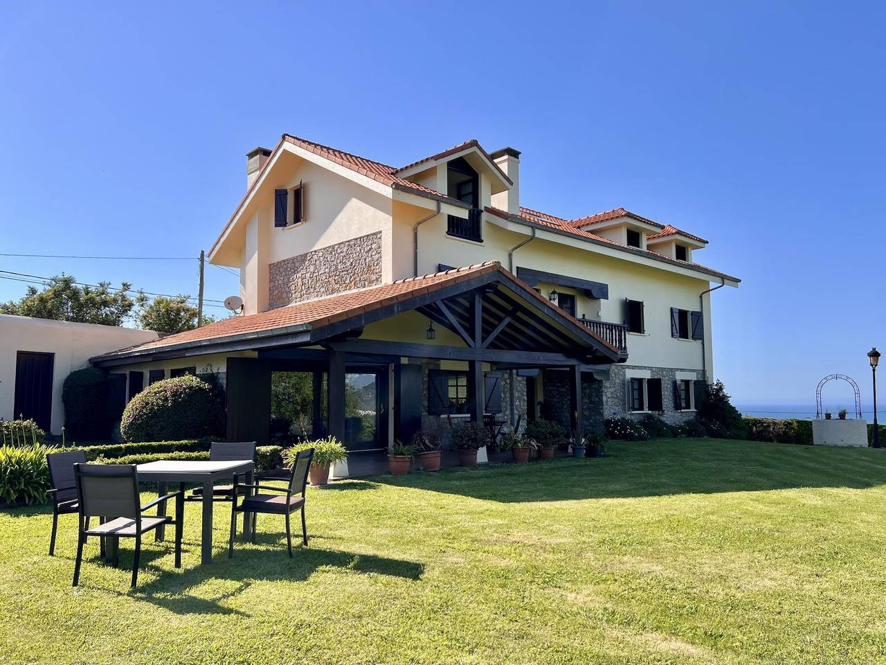 Entire holiday apartment, Mogro Cueto Hills in Miengo, Cantabrian Coast