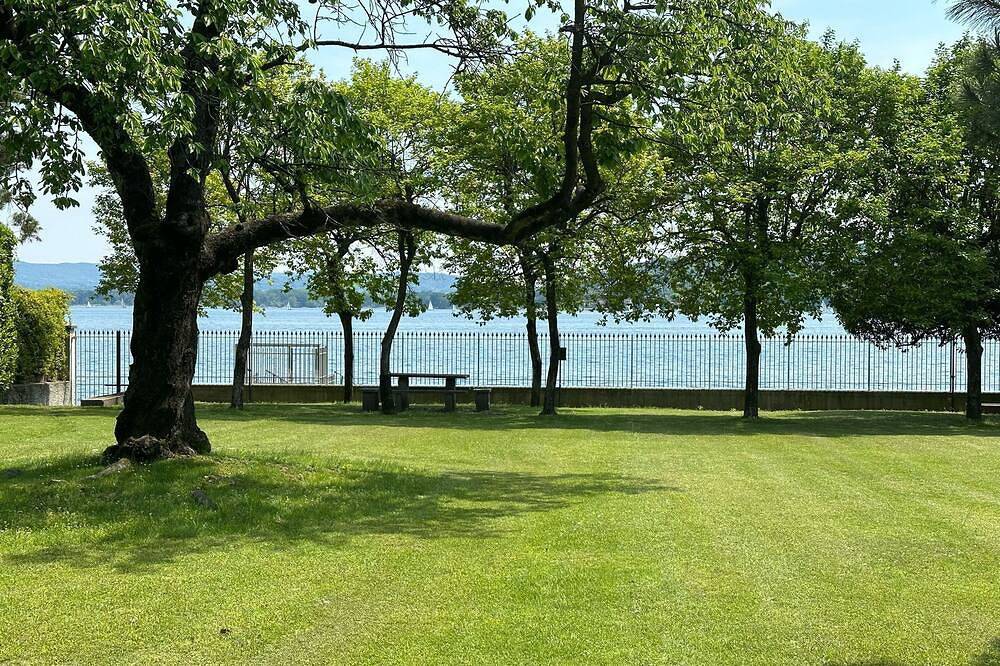 Large lakeside villa in Lesa, Lago Maggiore (Piemont)