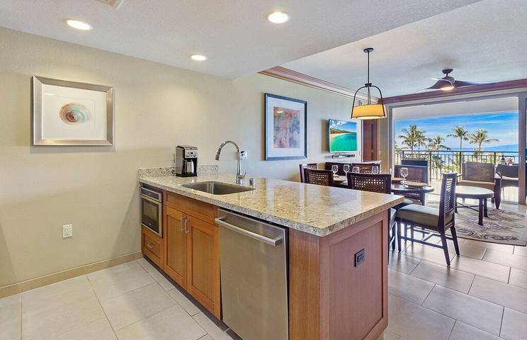 Vacation rental for 7 people, with hot tub and children pool as well as pool and balcony in Lahaina