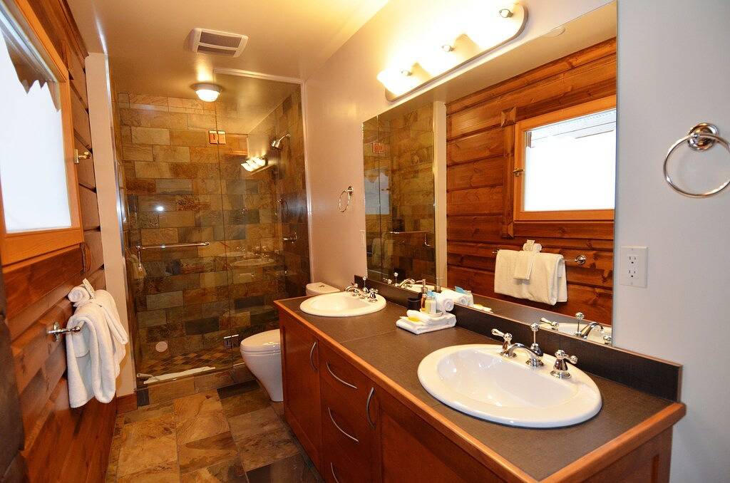 The Minks: 6-bedroom luxury mountain chalet with hot tub & sauna in Kicking Horse