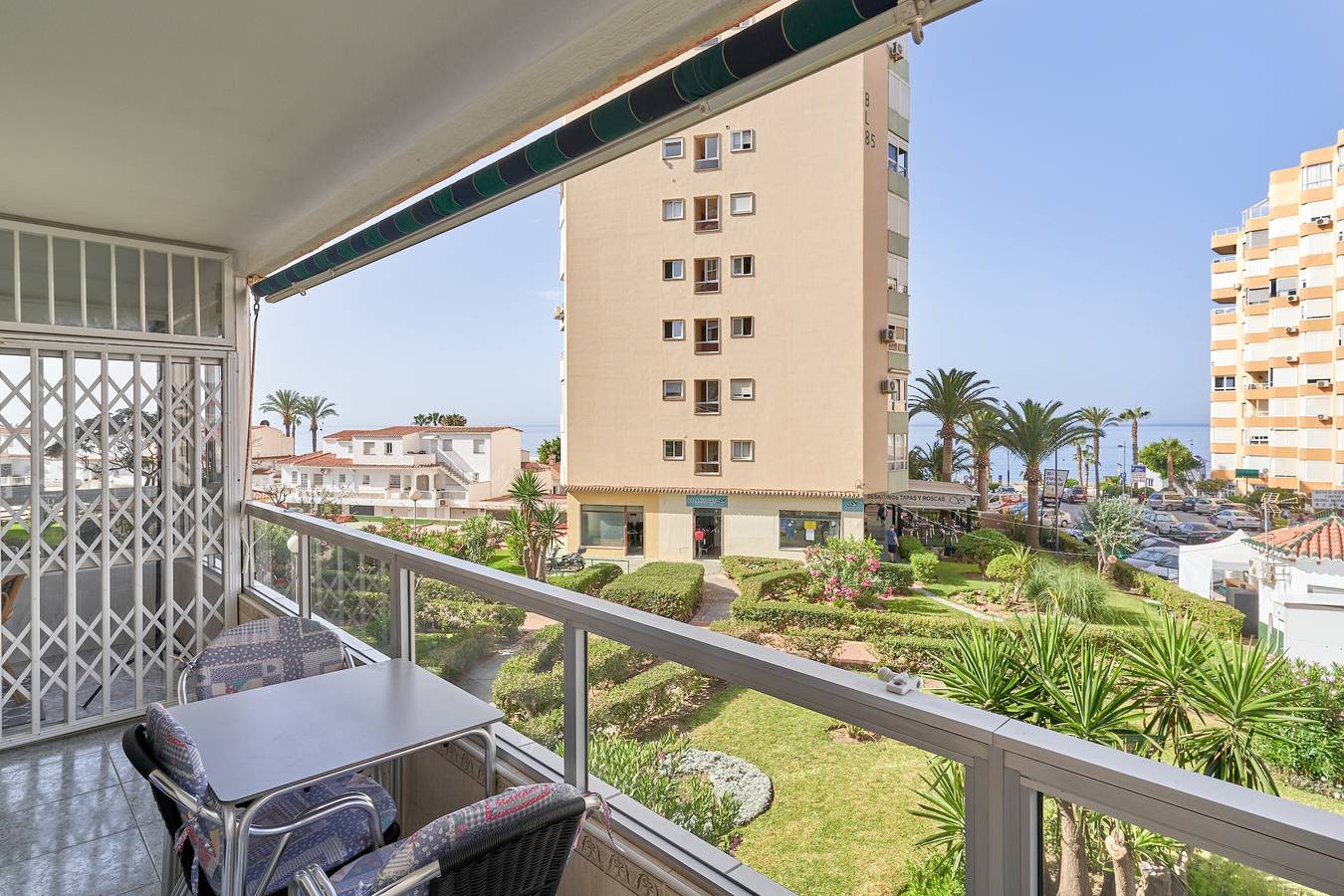 Apartamento inteiro, Apartamento Familiar Torrox A65 com vista mar, terraço privado e Wi-Fi in Torrox Costa, Torrox