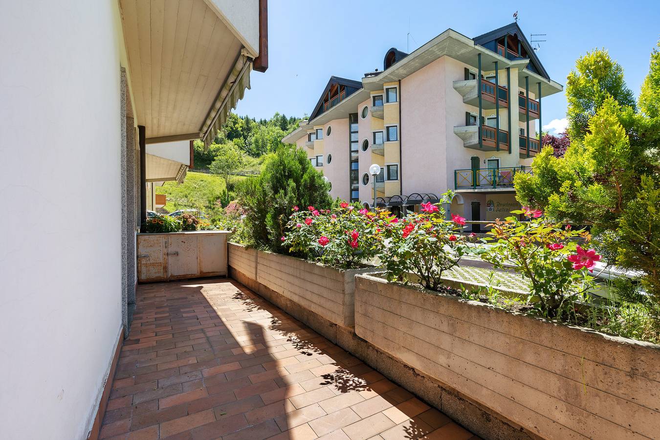 Ολόκληρο το διαμέρισμα, Apartment 'Cuore Di Comano' with Mountain View, Private Terrace and Balcony in Ponte Arche, Garda Mountains