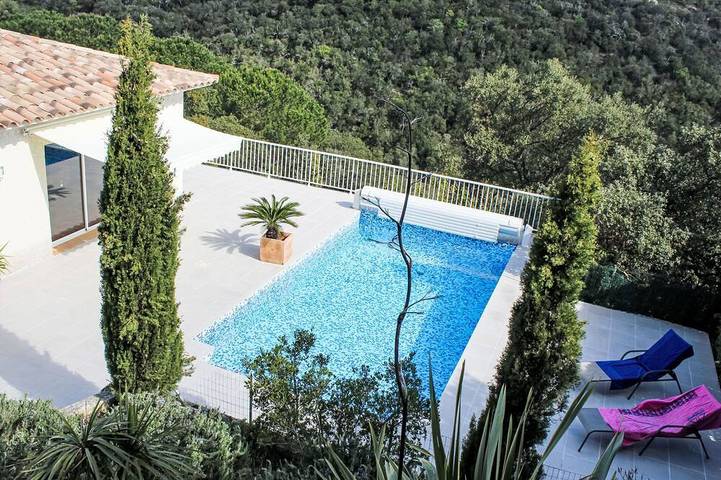 Location de vacances pour 8 personnes, avec piscine et terrasse à Llauro
