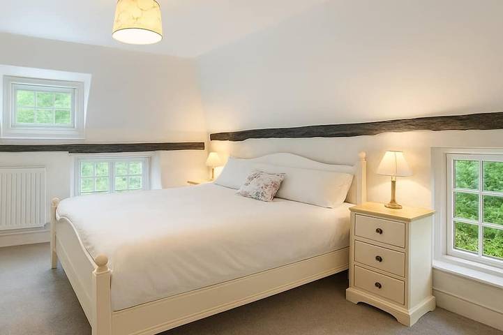Thatched Cottage with Secure Garden, Dog & Family Friendly! in Bosham, West Sussex