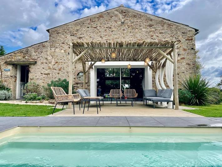 Location de vacances pour 15 personnes, avec Terrasse et Jardin ainsi que Piscine et Vue à Saint-Viaud