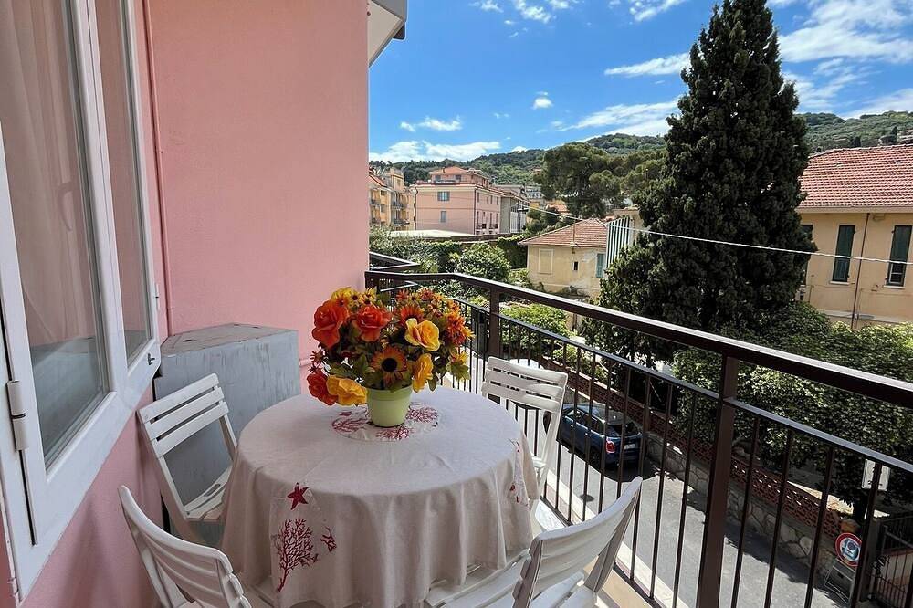 Apartamento entero, Apartamento con vistas al mar y a las colinas de Liguria, a tiro de piedra del mar. in Diano Marina, Diano Marina Municipio