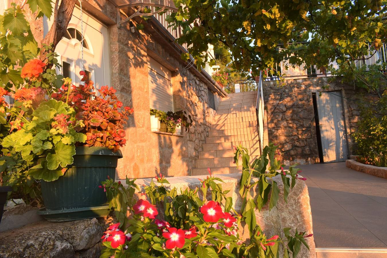 Ganze Wohnung, 3-Zimmer-Ferienwohnung mit Terrasse und Meerblick Starigrad (Paklenica) A-17865-a in Starigrad Paklenica, Starigrad