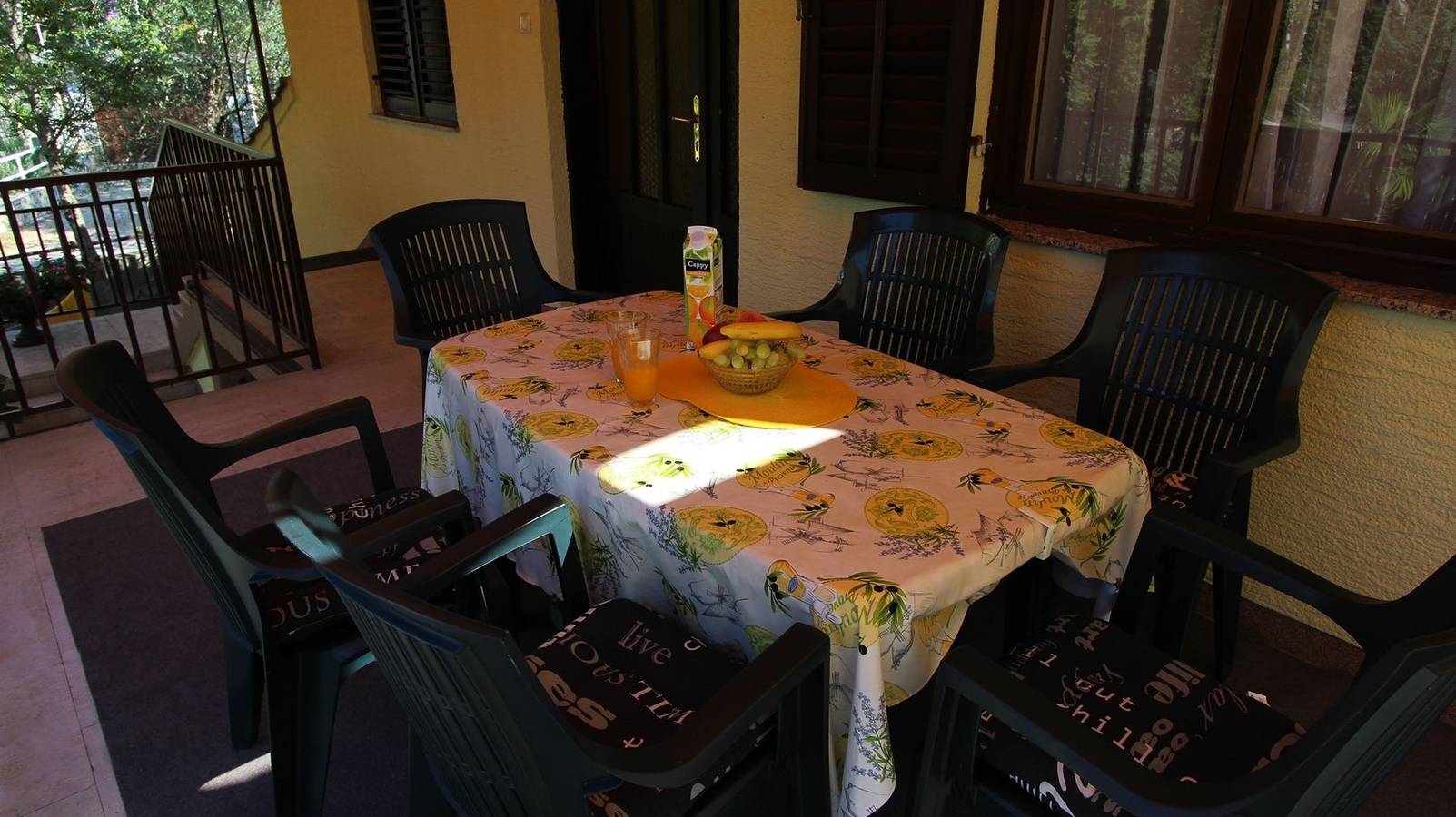 Ganze Wohnung, Komfortable Ferienwohnung Trupec nicht weit vom Zentrum entfernt. in Malinska-Dubašnica, Krk