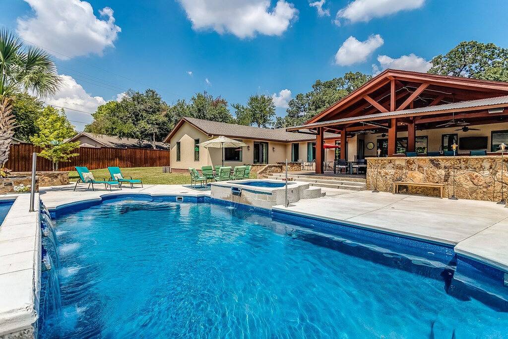 Beautiful Spacious Home with Private Pool and Hot Tub Easy Trip from Airport in Irving, Dallas County