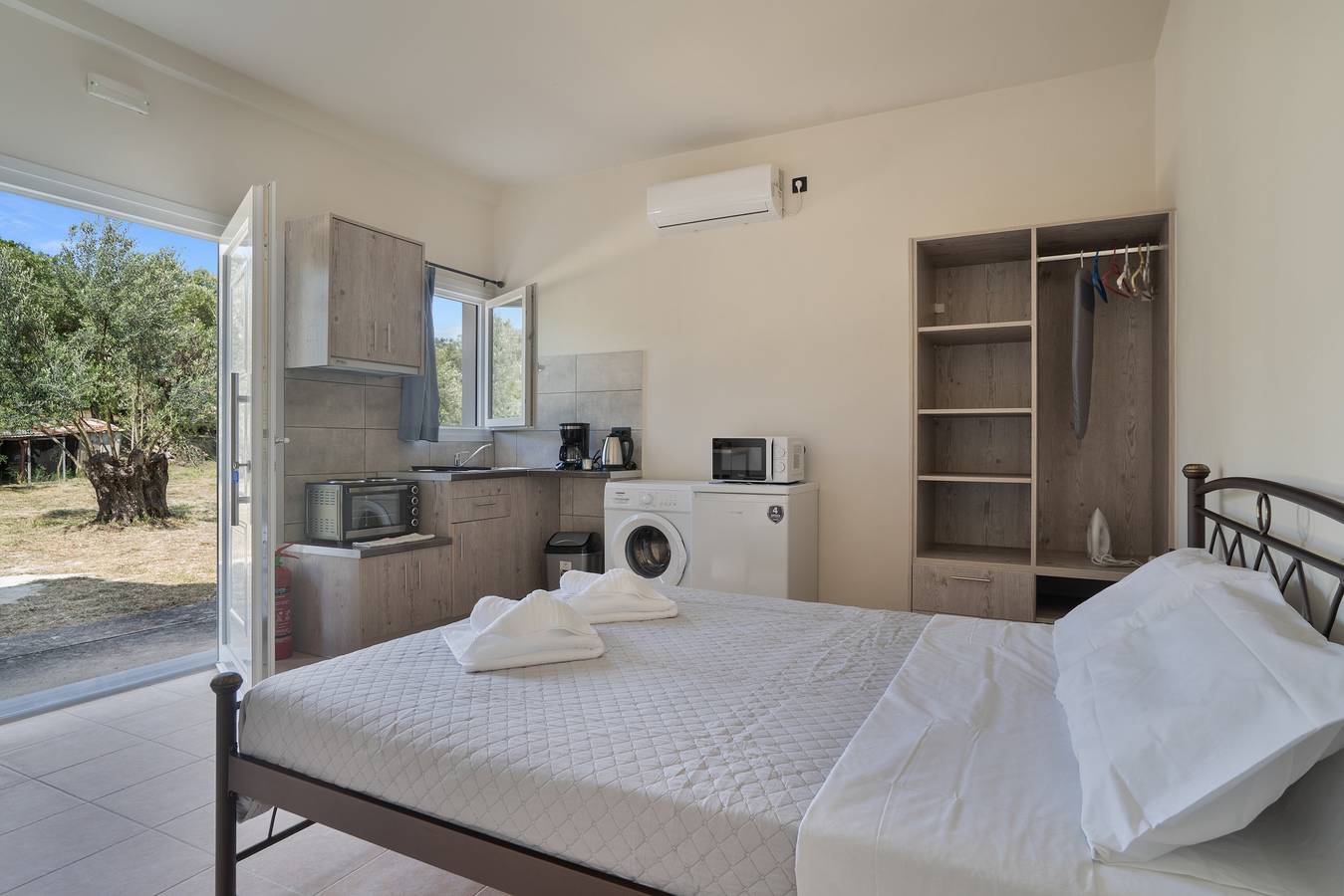 Gehele studio, Appartement 'Panagis 1' met uitzicht op de bergen, Wi-Fi en airconditioning in Kefalonia