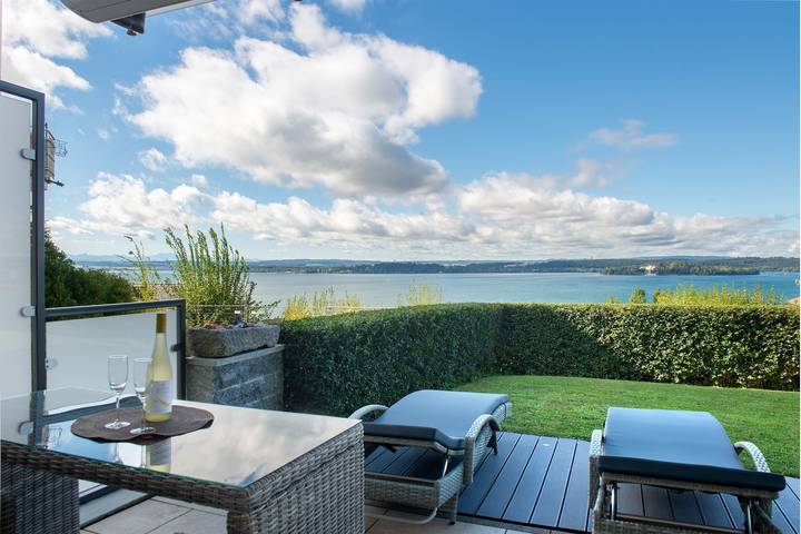 Geheel appartement, Vakantieappartement 'Krautter' met uitzicht op het meer, privéterras en gemeenschappelijke tuin in Unteruhldingen, Uhldingen-Mühlhofen