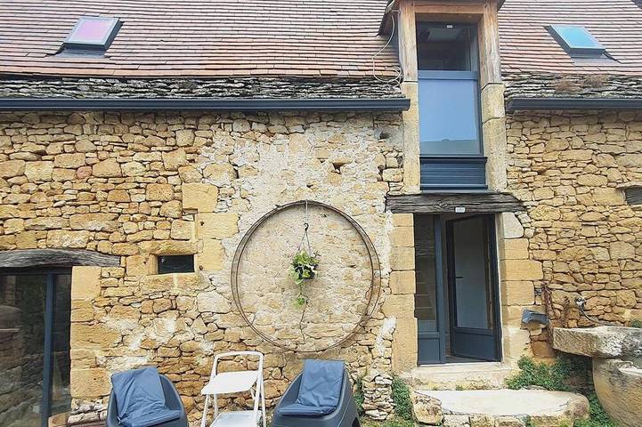 Appartement entier, Abri rupestre sous roche, chambre seule indépendante in Carsac-Aillac, Périgord Noir