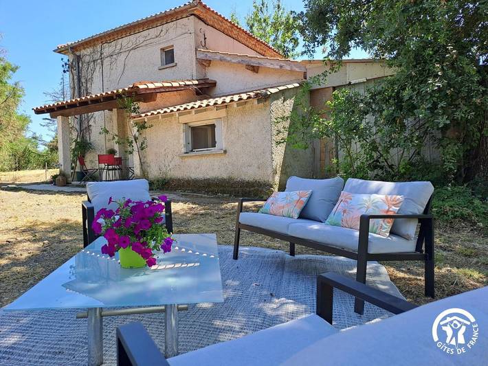 Gîte pour 4 personnes, avec piscine et terrasse