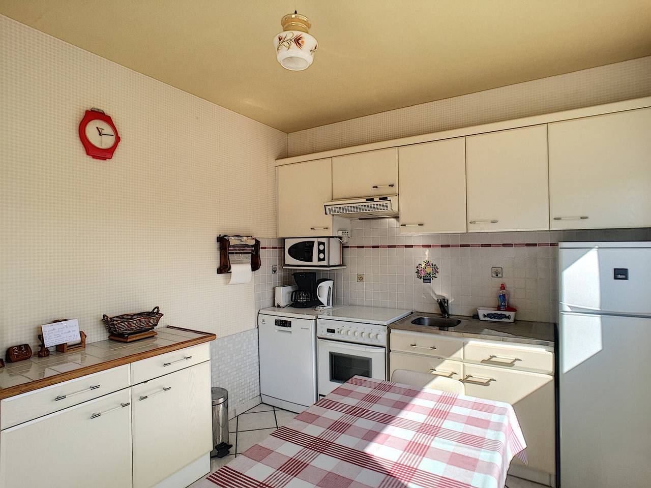 Villa à 100m de la Plage avec Jardin, Terrasse, et Proche Commerces in Jullouville, Côte de la Déroute