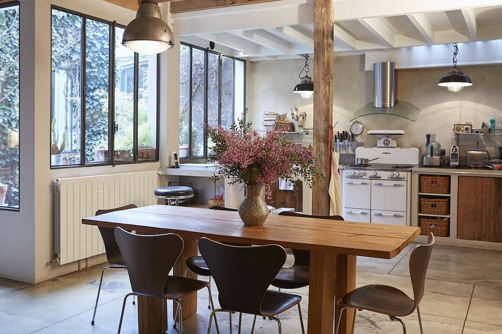 Appartement entier, Chic Spacious Quiet House 125m2 Terrace Heart of Paris Canal St Martin  2 Br A/C in Paris 10e Arrondissement, Paris
