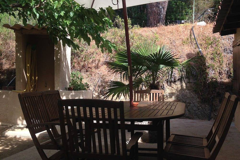 Entire apartment, L'Arbousier apartment ground floor garden with sea view. in Belvédère-Campomoro, Arrondissement de Sartène