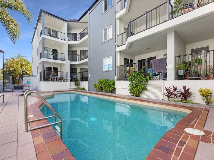 Appartement entier, 2-Bed Escape with Pool, Steps From Torquay Beach in Hervey Bay, Fraser Coast