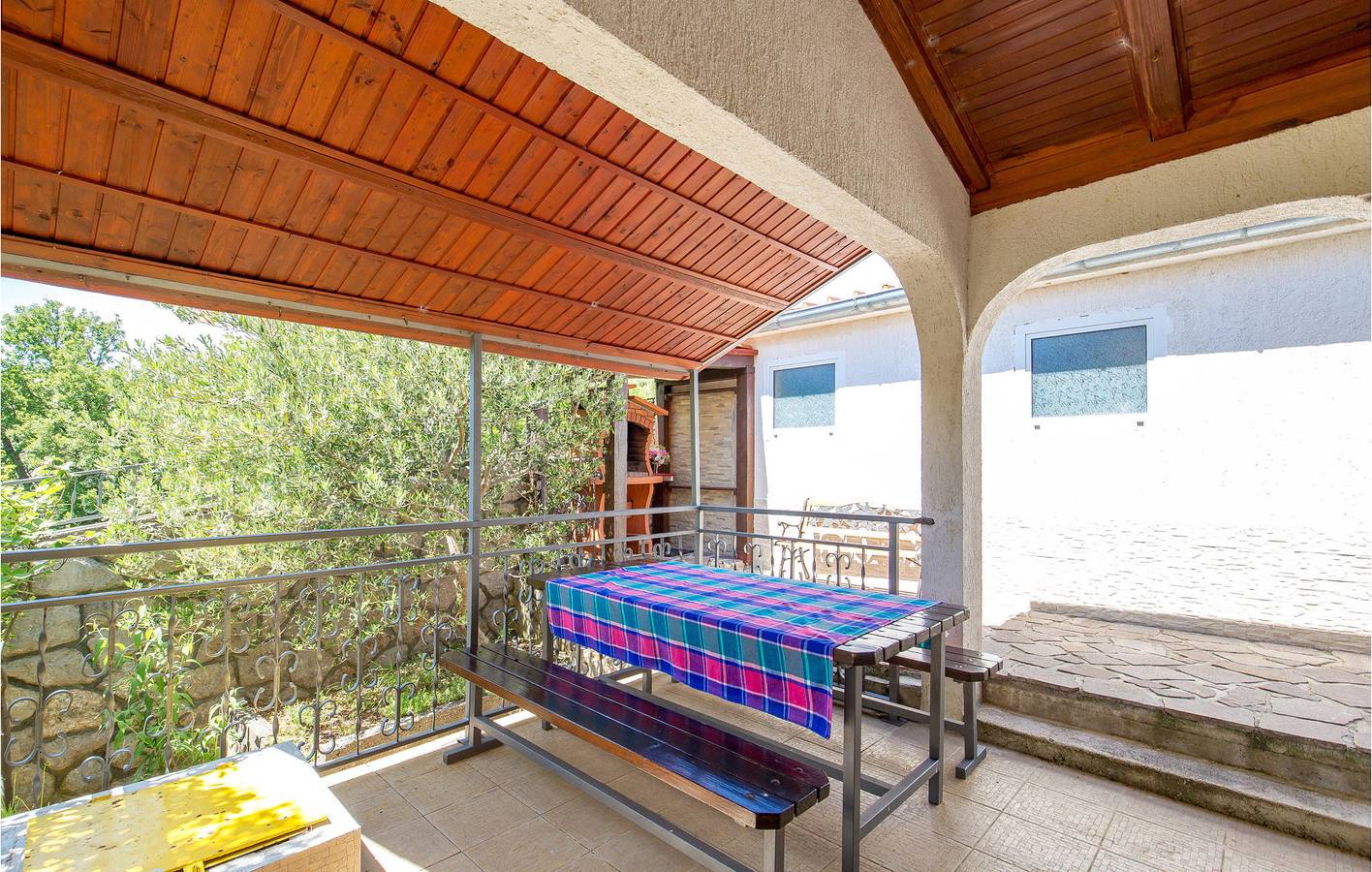 Modernes 2-Zimmer-Apartment mit Terrasse, 2,5 km vom Strand entfernt und mit Parkplatz in Cesarica, Naturpark Velebit