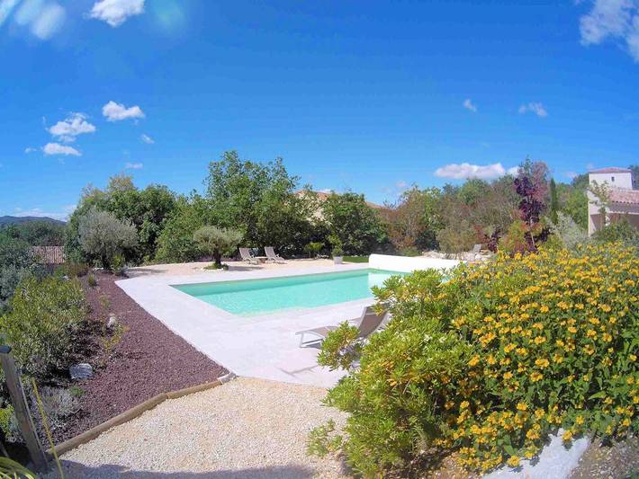 Gîte pour 5 personnes, avec terrasse et jacuzzi ainsi que piscine et jardin