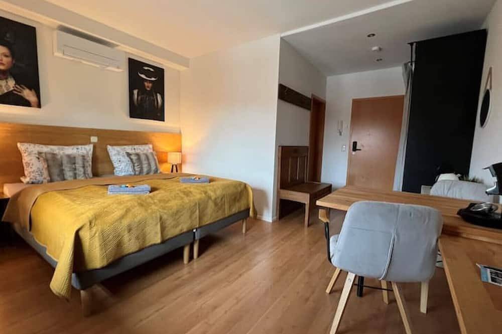 Ganze Wohnung, Schönes Doppelzimmer-Studio mit eigenem Bad *Rheinnähe* in Kehl, Mittlerer Schwarzwald