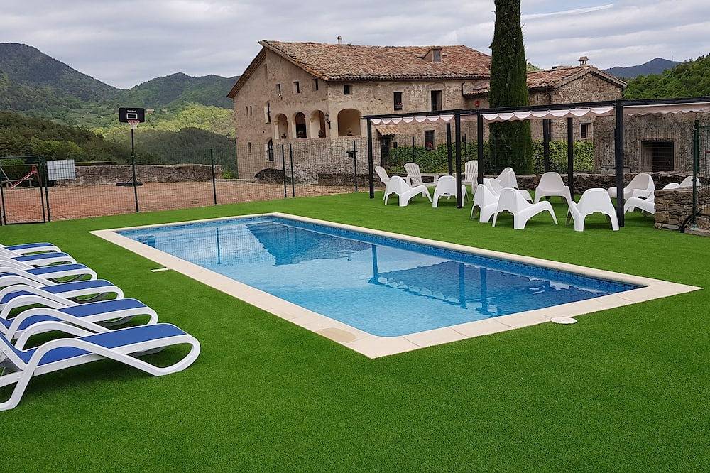 Casa rural de alquiler íntegro con piscina privada para 22 a 100km de Barcelona in Las Llosas, Pirineo Catalan