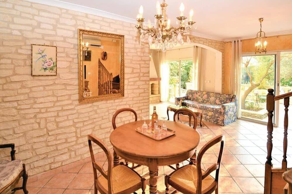 Agréable Pavillon sur les Hauteurs de Nimes au Milieu des Oliviers in Nîmes, Nimes region