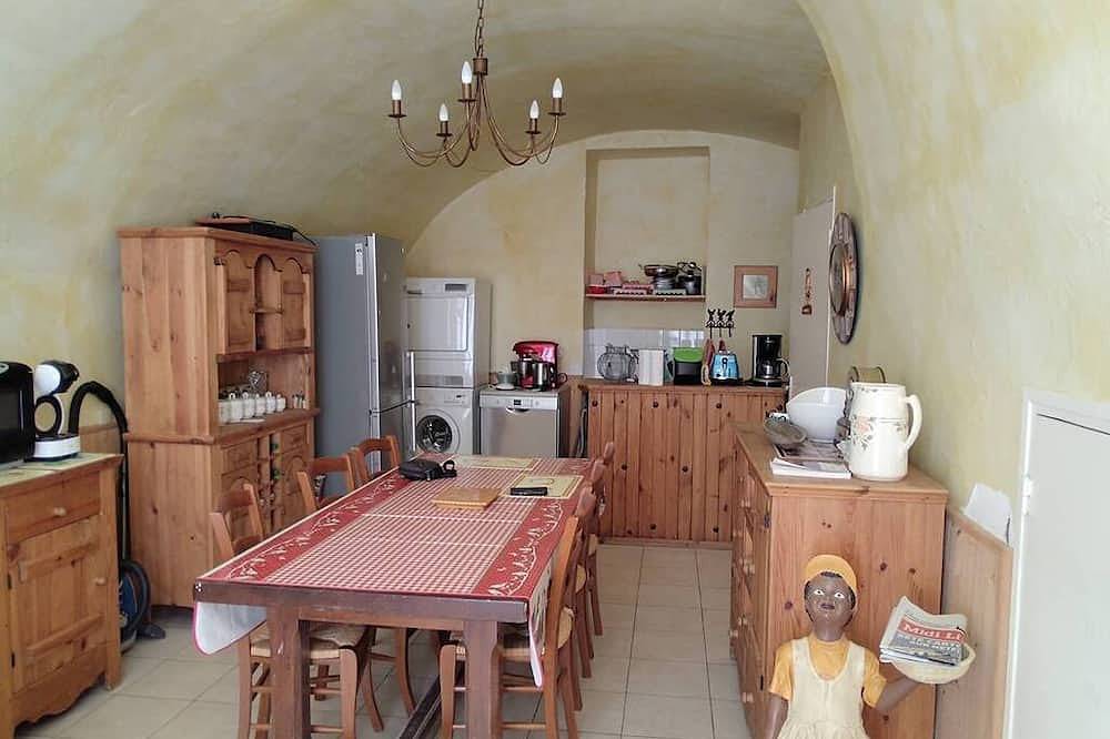 Family house for rent in the center of Bouzigues, close to the Thau Lagoon in Bouzigues, Côte d'Améthyste