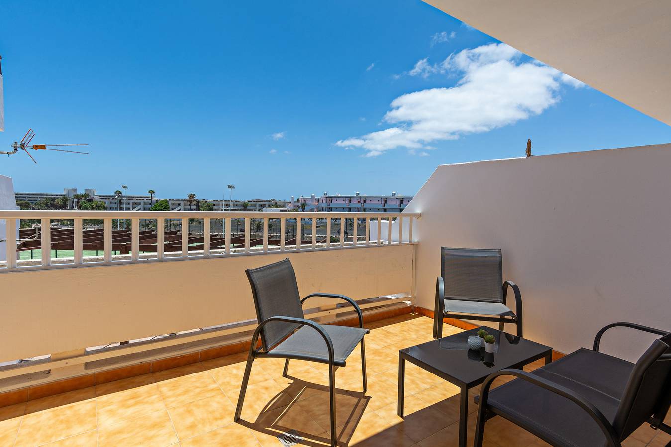 Apartamento entero, Casa Ayram - Private terrace - Pool - 10 min walk in Costa Teguise, Teguise
