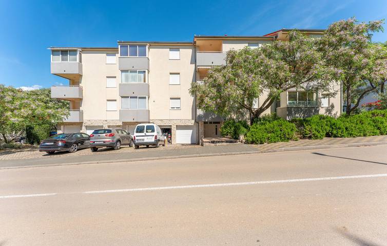 Ganze Ferienwohnung, Modern, 2 km vom Strand entfernt: Klimatisiertes Apartment mit Terrasse und Parkplatz in Biograd na Moru, Zadar