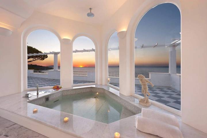 Villa per 12 persone, con Balcone e Idromassaggio nonché Terrazza e Giardino a Sorrento
