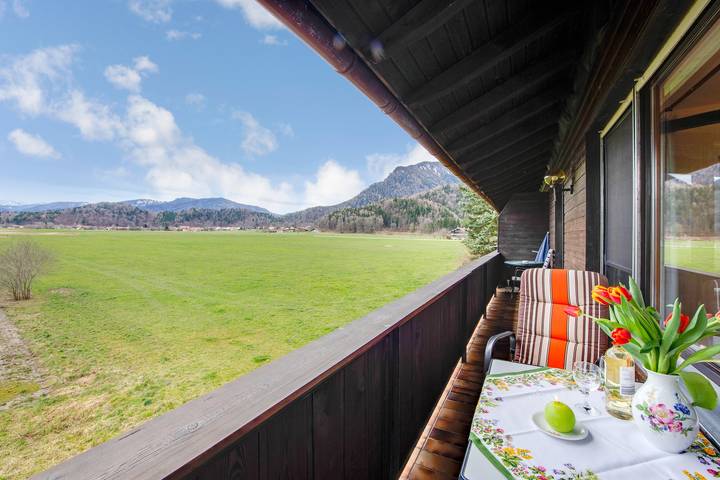 Ganze Wohnung, Ferienwohnung 1 mit Bergblick, Wlan & Balkon in Grassau, Chiemsee